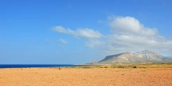 Sandig Kust Indiska Oceanen Och Berget Bakgrunden Socotra Island Landskap — Stockfoto