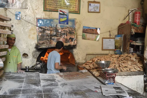 Sanaa Yemen March 2010 Unknown Men Cook Breads Street Bakery — Stock Photo, Image