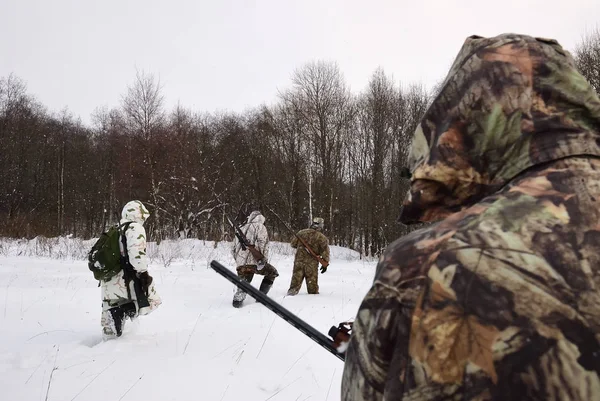 Jägergruppe Winterwald Mit Karabiner Und Schrotflinte Morgengrauen — Stockfoto