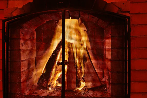 非常に熱い暖炉 れんが造りの暖炉で非常に熱い木 燃える火と暖炉 暖炉を火します 暖炉に暗闇の中で熱い火 暖炉の燃焼と輝く木片 — ストック写真