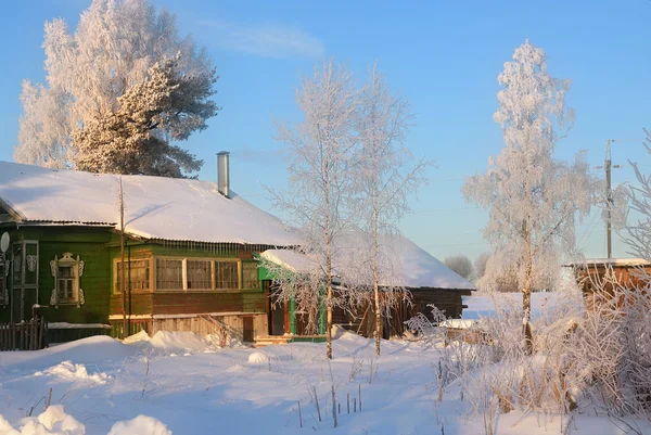 Zimowy Krajobraz Zamarzniętych Drzew Dom Drewniany Wsi Wschodzie Słońca Rosja — Zdjęcie stockowe
