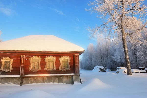 Paisaje Invernal Con Árbol Congelado Casa Madera Campo Amanecer Rusia —  Fotos de Stock