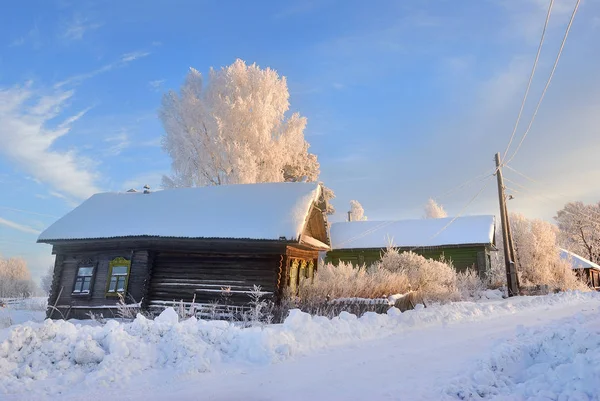 Paisagem Inverno Com Árvores Congeladas Casas Madeira Campo Nascer Sol — Fotografia de Stock
