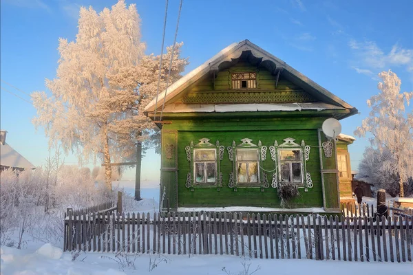 Paisagem Inverno Com Árvore Congelada Casa Madeira Campo Nascer Sol — Fotografia de Stock