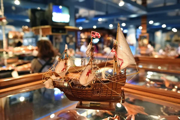工場直売店の船モデルとしてモーリシャス 2013 サンタマリア バショウカジキ 古い有名な船の木製レプリカであるモーリシャス島で最も人気のある観光お土産 — ストック写真
