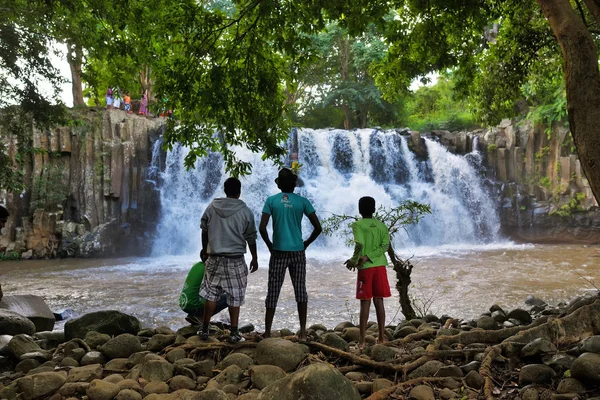 Mauritius April 2013 Einheimische Betrachten Das Wasserfall Orchester Dschungel Von — Stockfoto