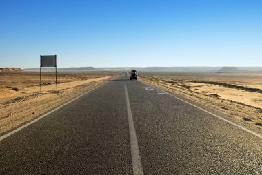 Sahra Çölü Dakhla ve Farafra vaha arasında katran yolda. Mısır. Afrika