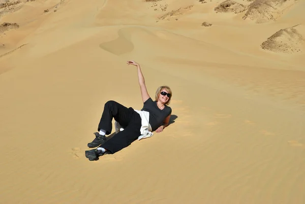 Gelukkig Jong Meisje Met Hand Omhoog Liggend Een Zand Saharawoestijn — Stockfoto