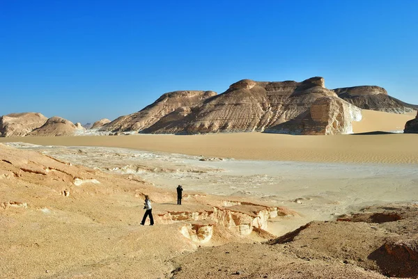 Toerist Saharawoestijn Aqabat Bergen Westelijke Woestijn Egypte Afrika — Stockfoto