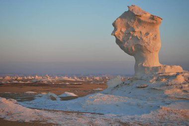 Güzel soyut doğası kaya oluşumları aka heykeller Western beyaz batımında, Sahara çöl. Mısır