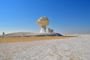 Güzel soyut doğası kaya oluşumları aka heykeller tavuk ve mantar günbatımında Western beyaz çöl, Sahara. Mısır