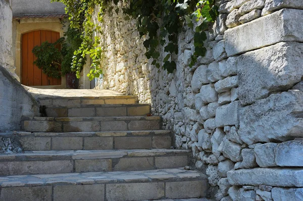 Calle Medieval Con Escaleras Parcialmente Iluminadas Por Las Luces Del — Foto de Stock