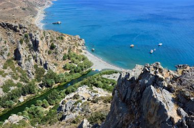 Yukarıdan Preveli palm beach gemi ve dağlar, Girit, Yunanistan ile Libya Deniz, turkuaz koyunda görüntüleyin