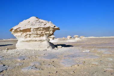 Güzel sahne. Soyut doğa kaya oluşumları Western beyaz çöl, Sahara Heykel Sergisi. Mısır. Afrika. Aish el-Ghorab. Mantar