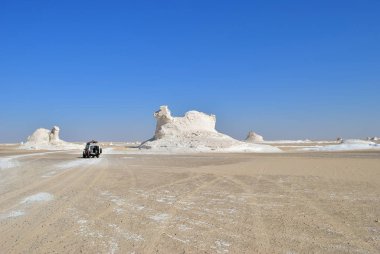Sahara, Mısır - 27 Aralık 2008: Off-road araç beyaz çölde gösterilir. Aşırı çöl safari Mısır'daki yerel turistik cazibe biridir