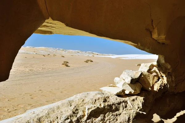 从石灰岩洞穴欣赏西部白色沙漠美丽的风景 撒哈拉沙漠 — 图库照片