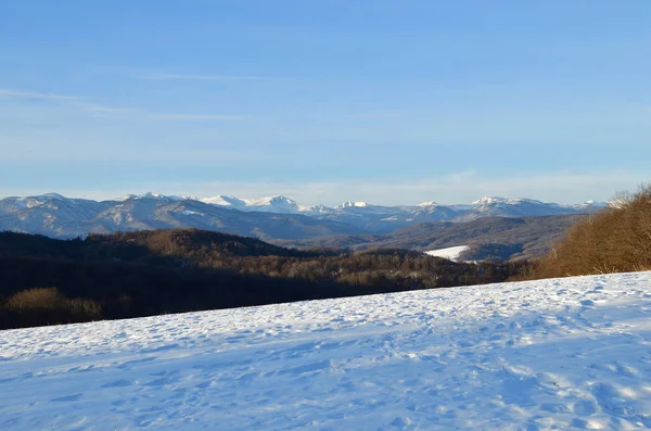カラチャイ チェルケス ロシア コーカサス山脈の冬の明け方の風景大気 — ストック写真