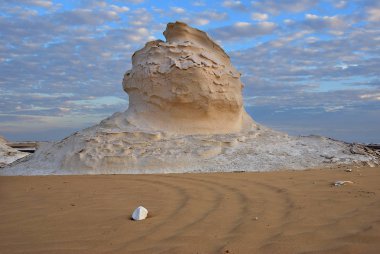 Güzel soyut doğası kaya oluşumları aka heykeller Western beyaz batımında, Sahara çöl. Mısır