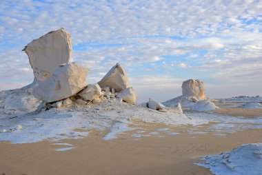 Güzel soyut doğası kaya oluşumları aka heykeller Western beyaz şafak, Sahara çöl. Mısır. Afrika