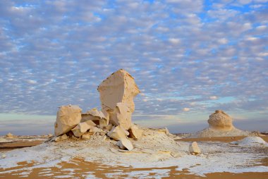 Güzel soyut doğası kaya oluşumları aka heykeller Western beyaz şafak, Sahara çöl. Mısır. Afrika
