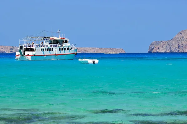 Small Cruise Ship Boat Shown Balos Lagoon Crete Greece — Stock Photo, Image