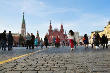 Moskova, Rusya - 14 Ekim 2018: insanlar arka planda bina devlet Tarih Müzesi yakınındaki Kremlin, Kızıl Meydan yürüyorduk. Moskova'nın ünlü yerler
