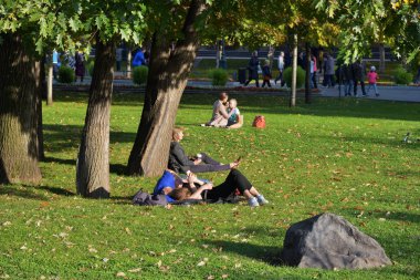 Moskova, Rusya - 14 Ekim 2018: İnsanlar rahatlatıcı Moskova'da Kremlin Duvarı yakın Alexander bahçesindeki ağaçların altında