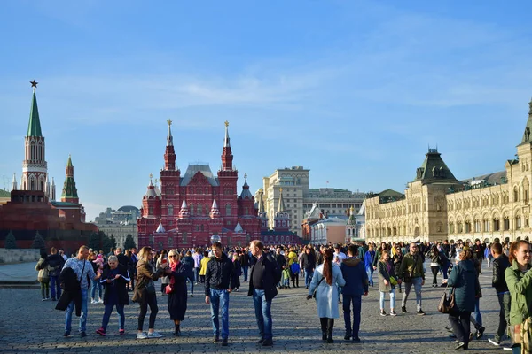 Moscou Rússia Outubro 2018 Pessoas Caminhando Pela Praça Vermelha Perto — Fotografia de Stock