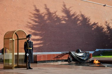 Moskova, Rusya - 14 Ekim 2018: Kremlin duvarının yakınında meçhul asker Türbesi onur tezgahı kıtası