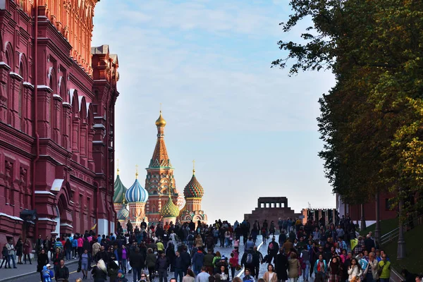 Moscú Rusia Octubre 2018 Gente Plaza Roja Moscú San Basilio — Foto de Stock