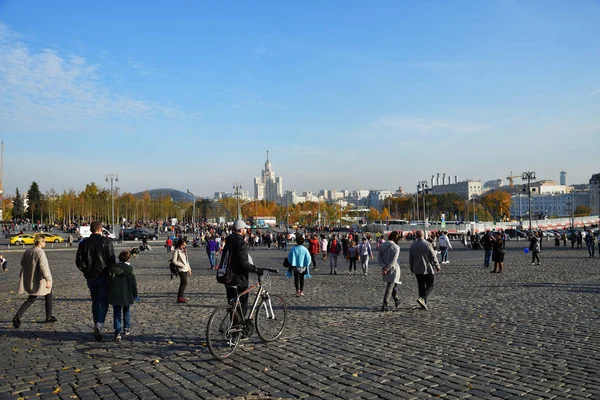 Москва Россия Октября 2018 Года Люди Ходят Санкт Петербургу Площадь — стоковое фото