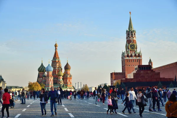 Moscou Rússia Outubro 2018 Pessoas Praça Vermelha Moscou Basílio Santíssima — Fotografia de Stock