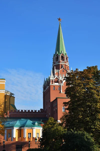 Árboles Otoño Torre Troitskaya Del Kremlin Moscú Contra Cielo Azul — Foto de Stock