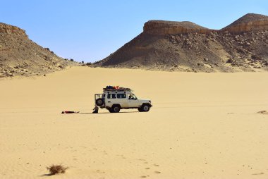 Sahara, Mısır - 26 Aralık 2008: Ain Abu havas off-road arabaya yakın turist çöl. Aşırı çöl safari Mısır'daki yerel turistik cazibe biridir