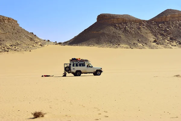 Sahara Egypte December 2008 Woestijn Toeristen Buurt Van Road Auto — Stockfoto