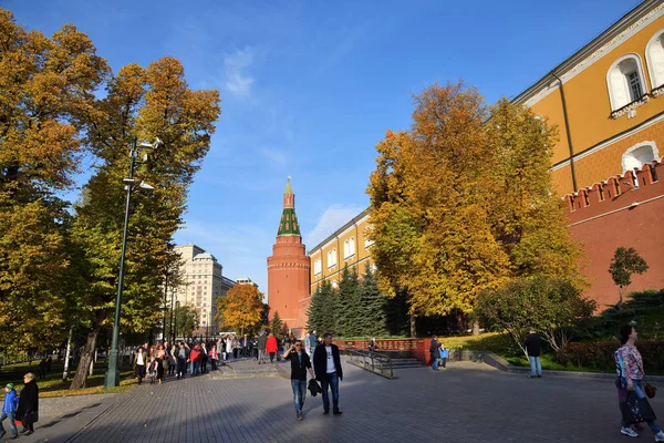 Moscou Rússia Outubro 2018 Pessoas Caminhando Alexander Garden Nas Proximidades — Fotografia de Stock