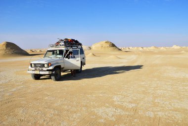 Sahara, Mısır - 26 Aralık 2008: Off-road araç çadır Vadisi çölde gösterilir. Aşırı çöl safari Mısır'daki yerel turistik cazibe biridir