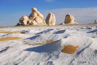 Gün batımında, Sahara çöl Western beyaz güzel manzara. Mısır. Ön plan üzerinde odaklanmak