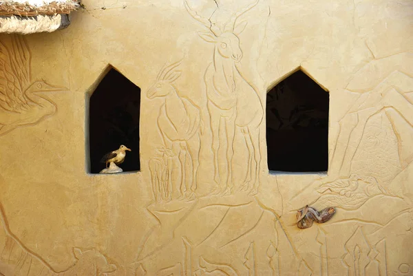 ファラフラ 2008 Windows と砂漠のオアシスの動物の世界を描いた浮き彫りと漆喰壁 ストリートからバドル ローカル アーティスト の有名な博物館のファサードを表示します — ストック写真