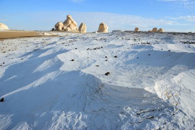Gün batımında, Sahara çöl Western beyaz güzel manzara. Mısır. Ön plan üzerinde odaklanmak