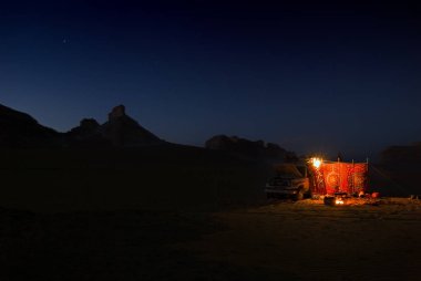  Sahara çöl safari, off-road araç derin mavi yıldızlı gökyüzü altında kum Western beyaz çölde gecede kamp için park. Aqabat dağın