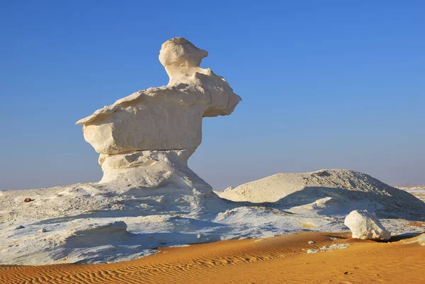 Güzel Soyut Doğası Kaya Oluşumları Western Beyaz Çöl Sahara Günbatımında — Stok fotoğraf