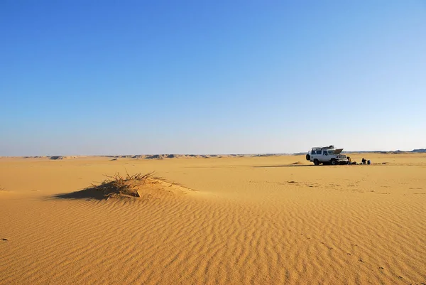 Saharas Öken Safari Terränggående Fordon Parkering För Camp Sanden Öknen — Stockfoto