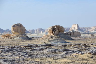 Güzel çöl manzara. Western beyaz çöl, Sahara. Mısır. Afrika. El - Babein. İki kapı çöl
