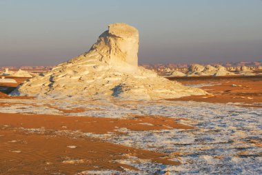 Güzel soyut doğası kaya oluşumları Western beyaz güneş doğarken, Sahara çöl. Mısır