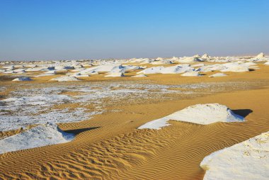 Güzel soyut doğası kaya oluşumları Western beyaz güneş doğarken, Sahara çöl. Mısır