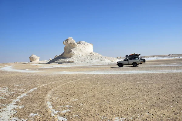 Sahara Egypten December 2008 Road Bil Visas Vita Öknen Extrem — Stockfoto