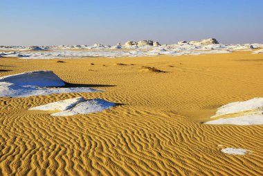 Güzel soyut doğası kaya oluşumları Western beyaz güneş doğarken, Sahara çöl. Mısır