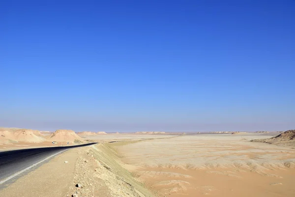 Teer Weg Langs Zandduinen Zandsteen Rotsen Westelijke Woestijn Tussen Farafra — Stockfoto