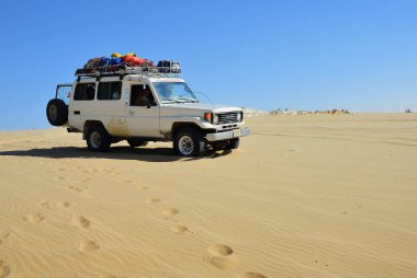 Sahara, Mısır - 27 Aralık 2008: Off-road araç beyaz çölde gösterilir. Aşırı çöl safari Mısır'daki yerel turistik cazibe biridir